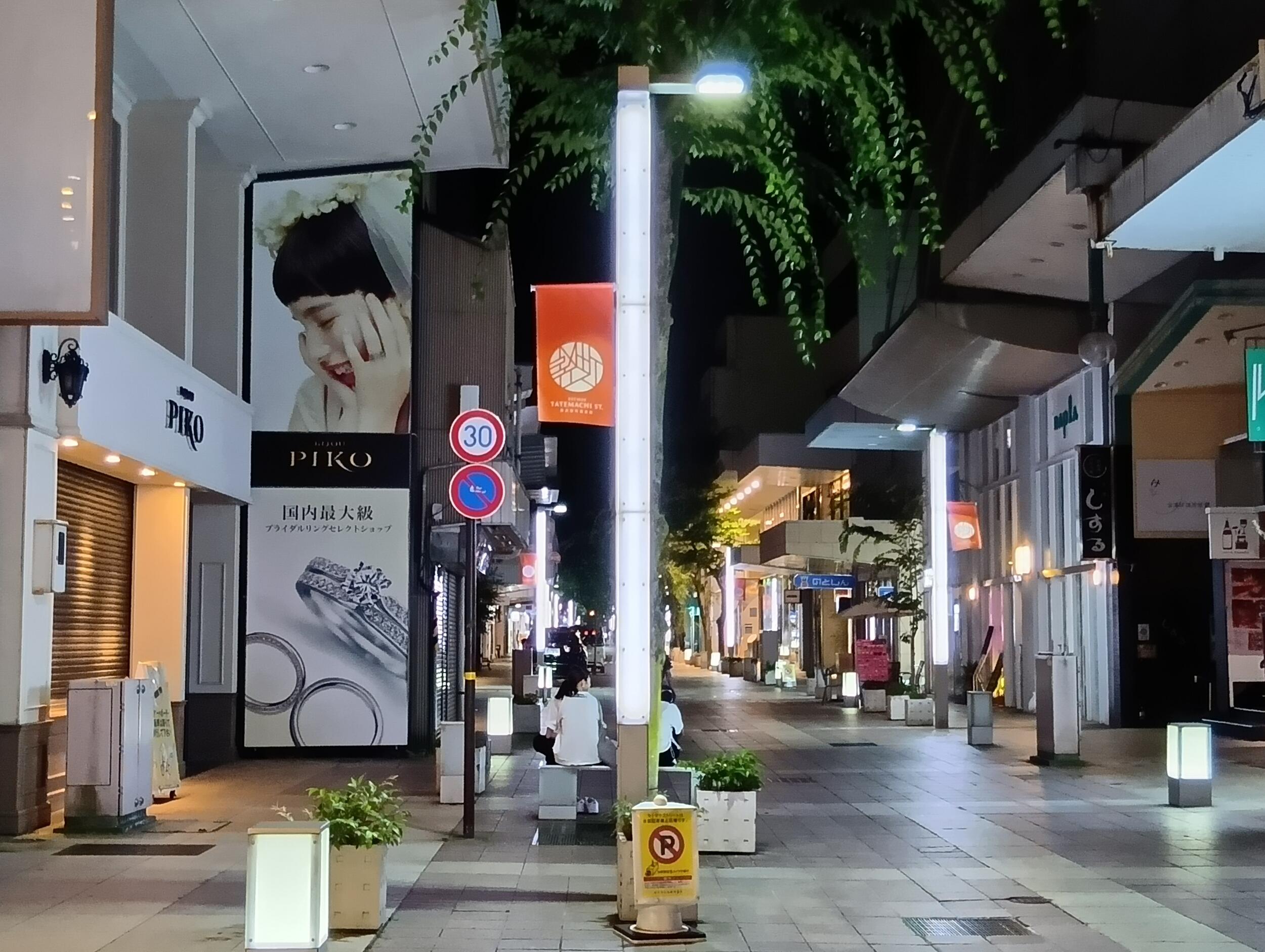 AQUOS wish4（広角×2）：夜のストリート街