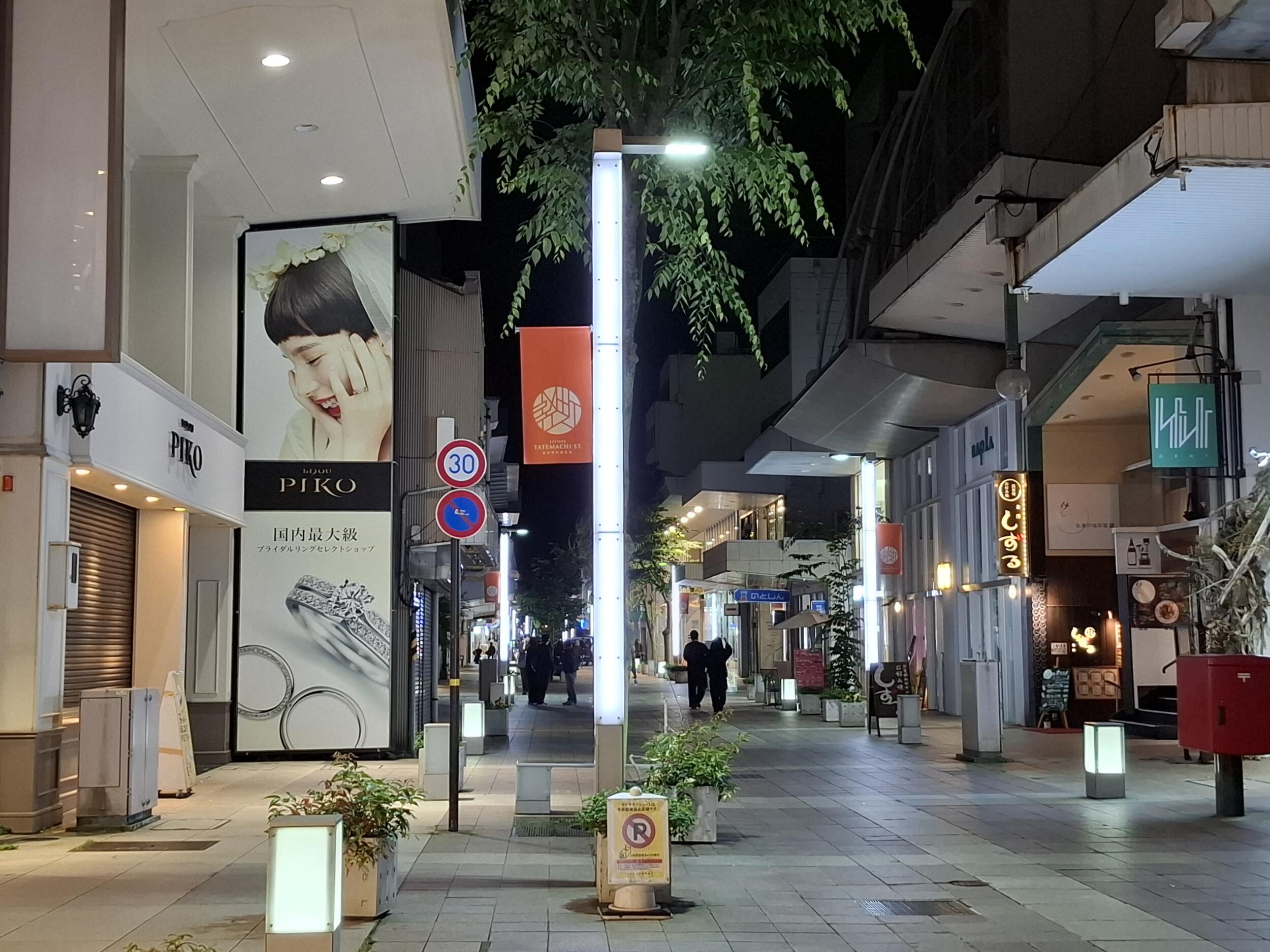 Galaxy A55 5G(広角×2)夜のストリート街