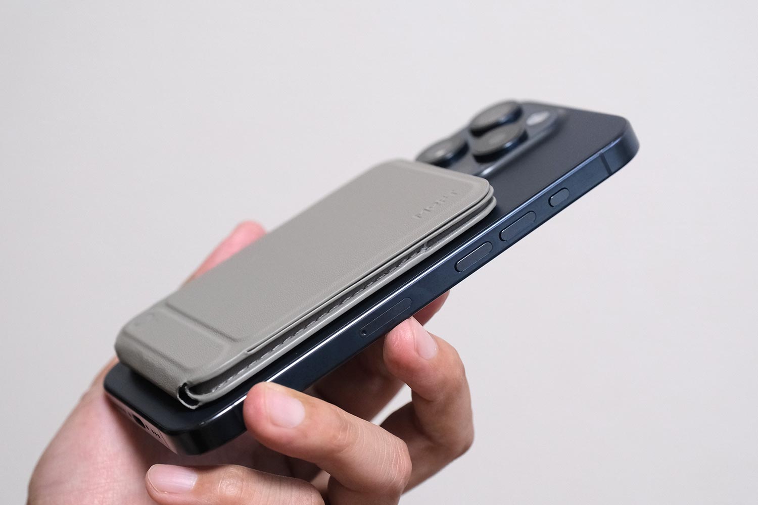 MOFT 8-in-1 多機能スタンド + iPhone 15 Pro
