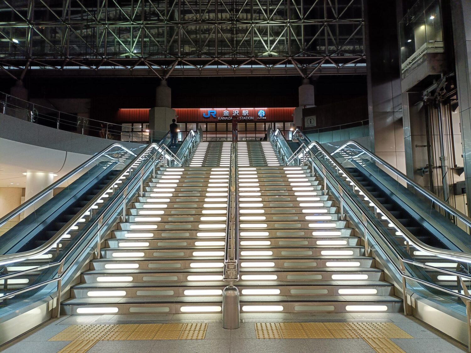 Reno11 A 広角カメラ×2:金沢駅の階段