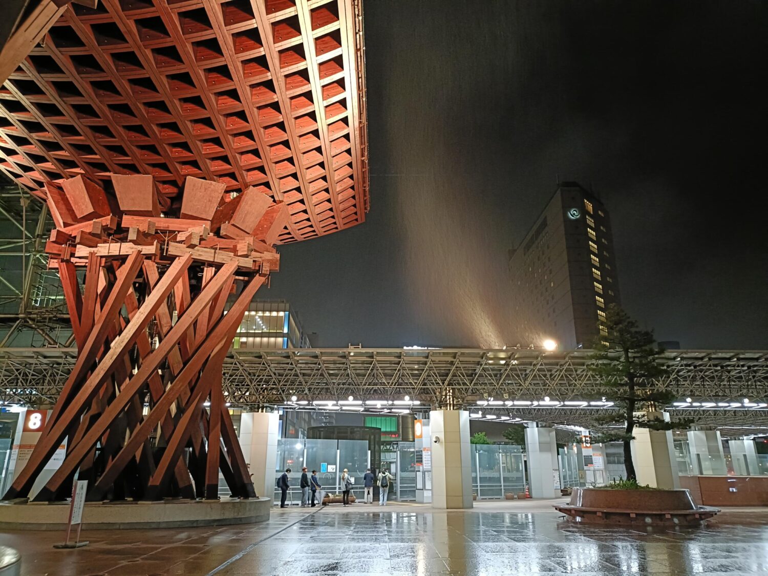 Reno11 A 広角カメラ×2:雨の日の金沢駅