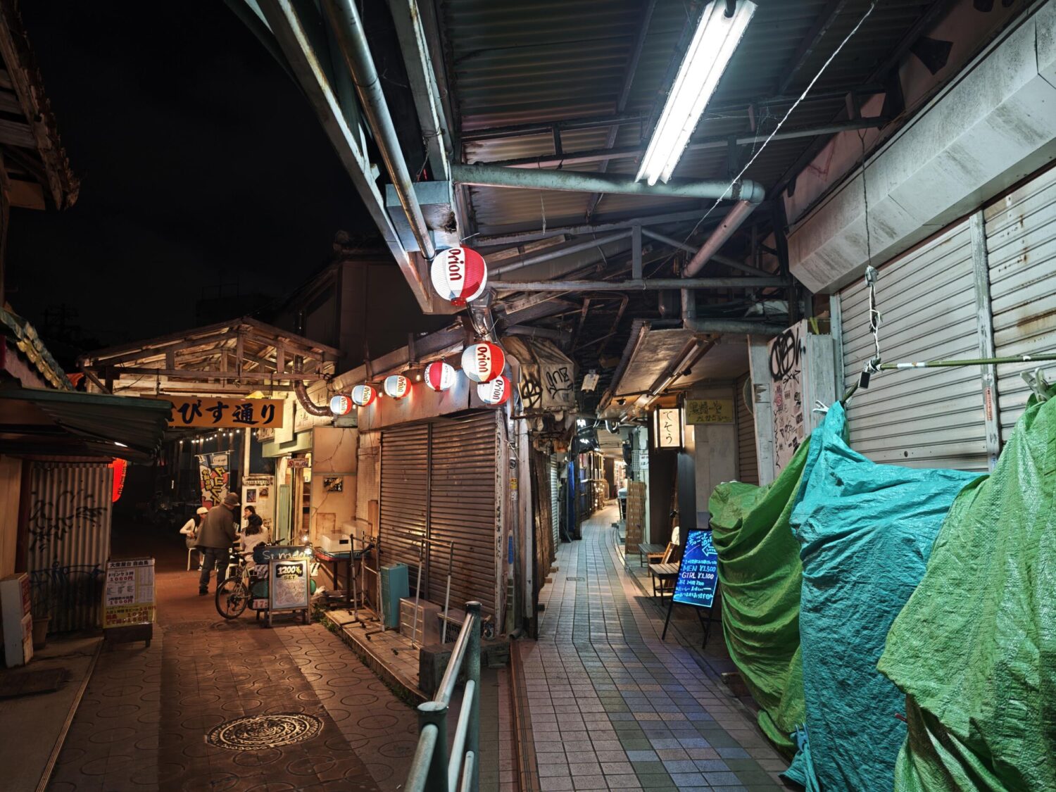 Xiaomi 14 Ultra 広角:沖縄の夜の裏通り
