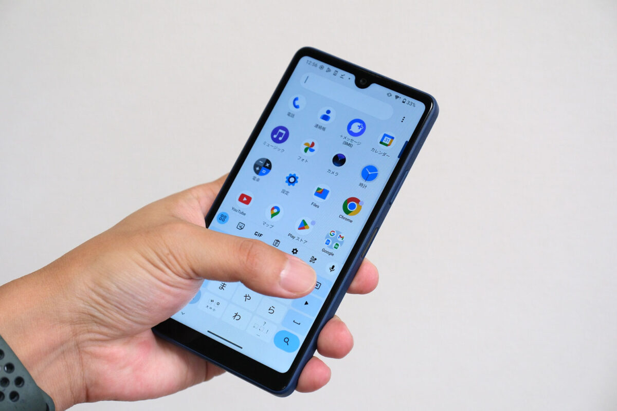 Xperia ACE III 片手操作時の端末の大きさ