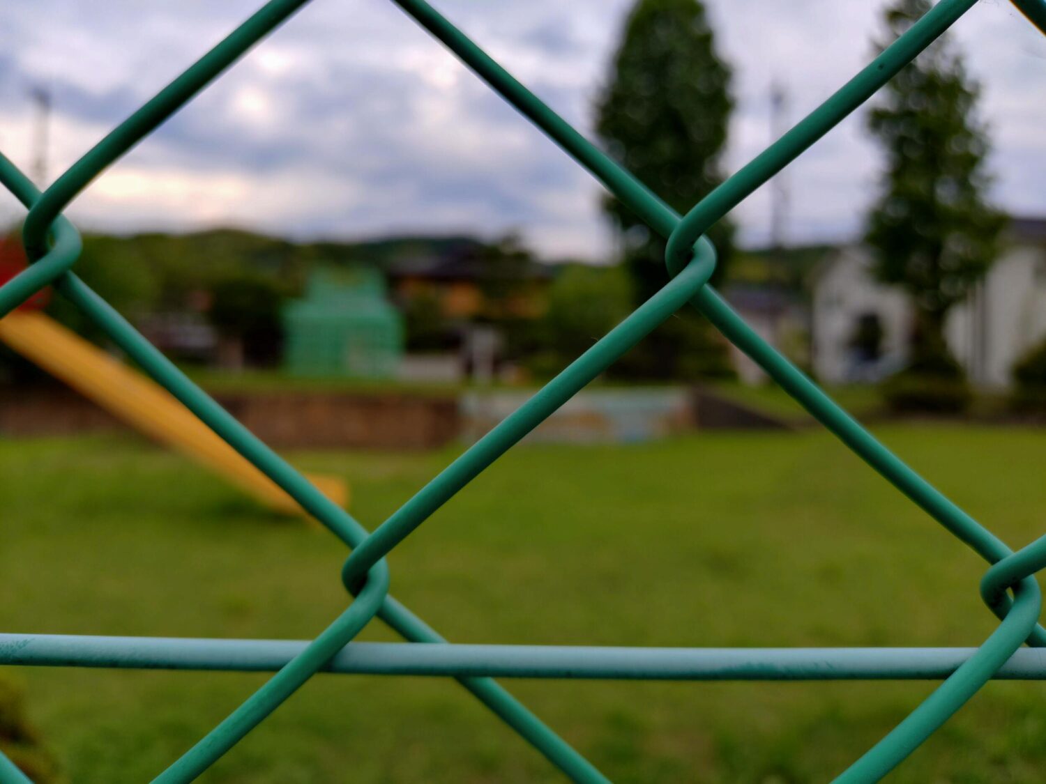 Xperia 10 VI 広角カメラ × 1：公園のフェンス