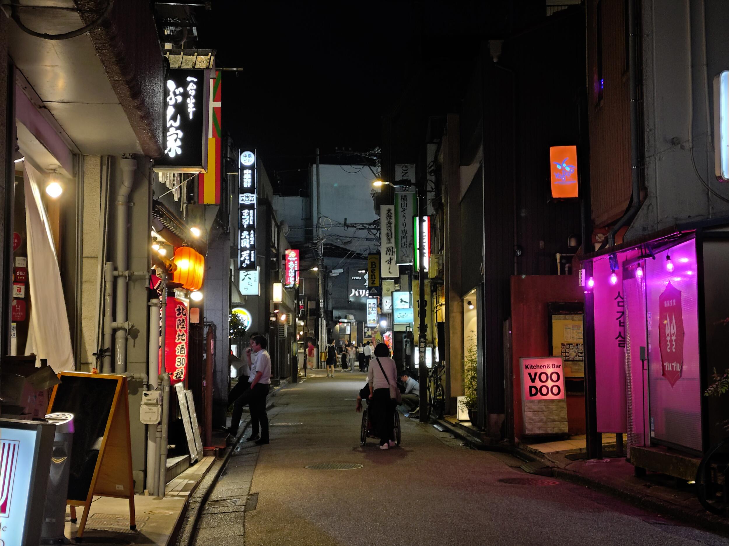 Xperia 10 VI 広角2倍ズーム 飲み屋街