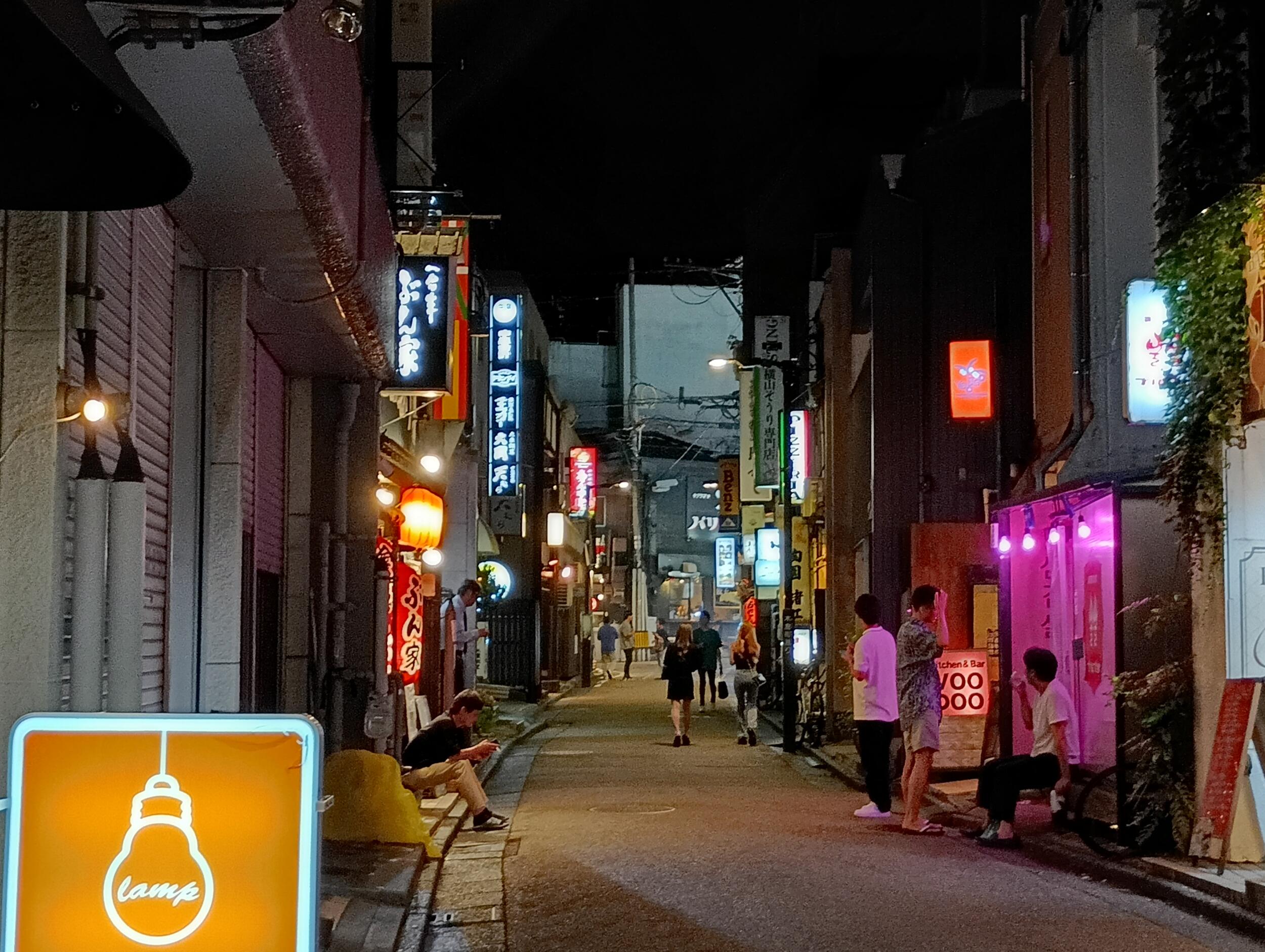 arrows We2(広角2倍):夜の飲み屋街