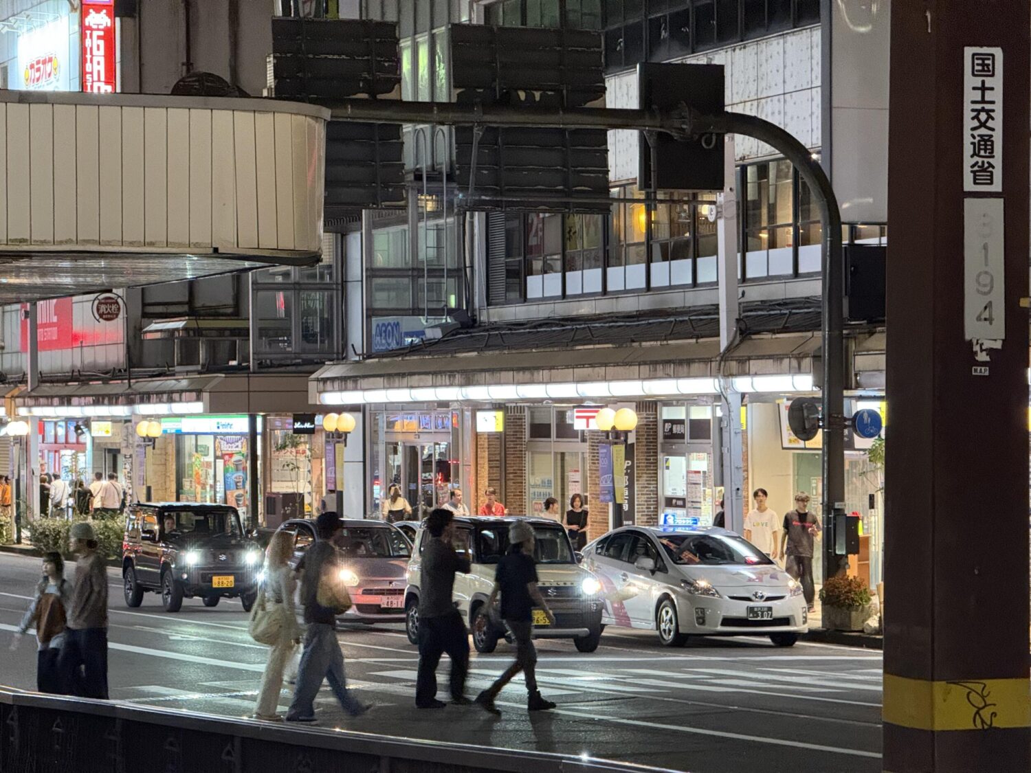 iPhone 16 Pro(×5)夜の歩道