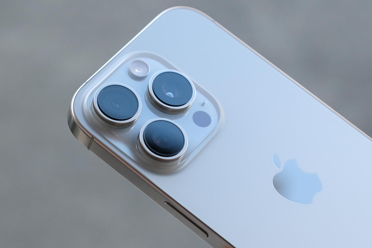 iPhone 16 Pro リアカメラ