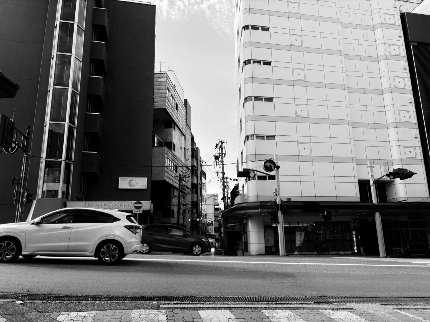 iPhone 16 モノクロ撮影