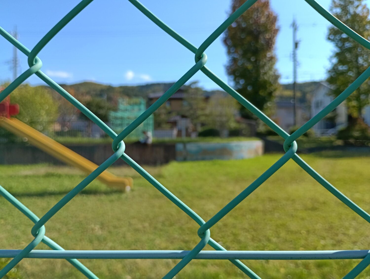 らくらくスマートフォンa(広角×1):公園のフェンス