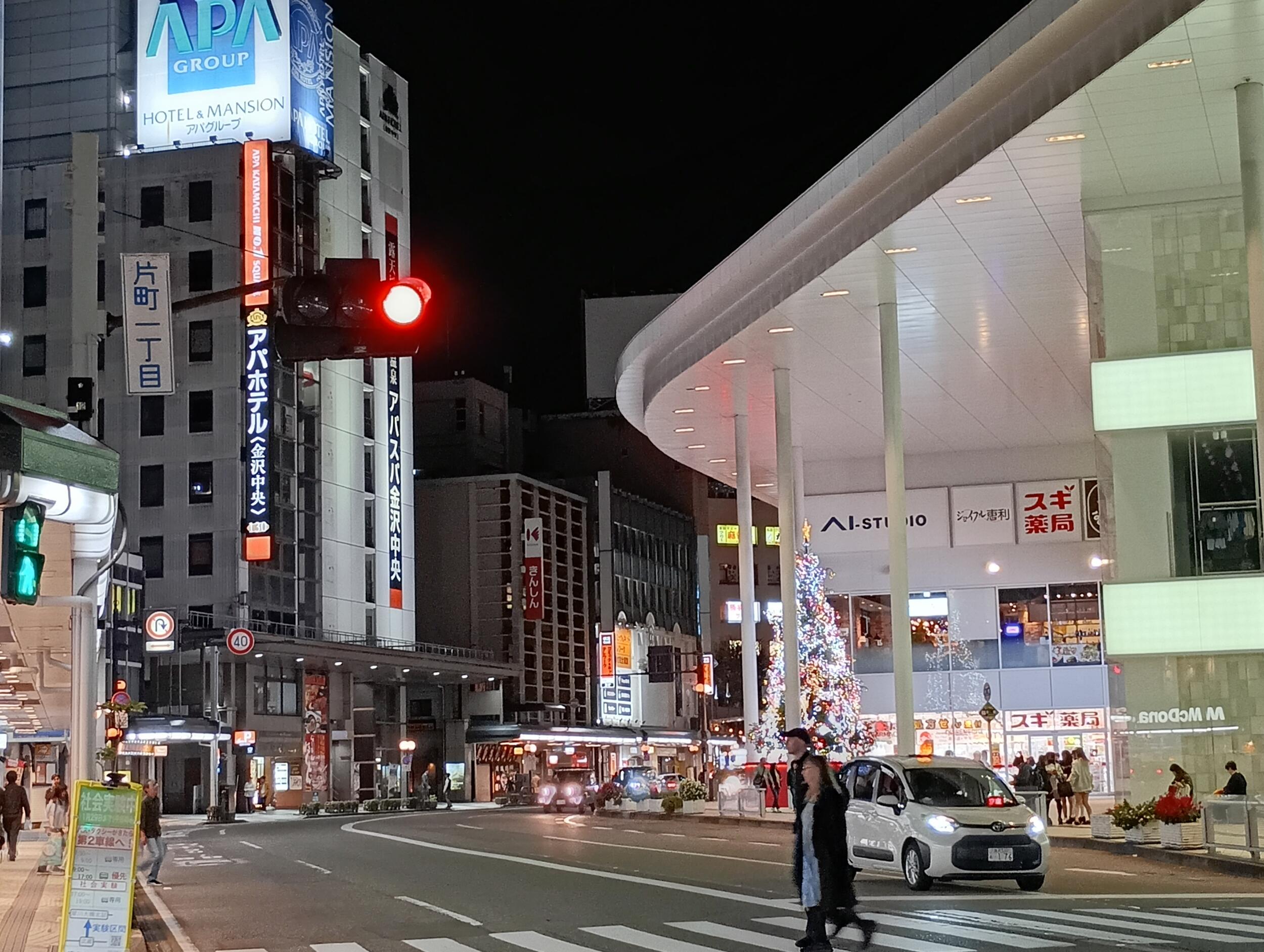 らくらくスマートフォンa(広角×2):夜の街
