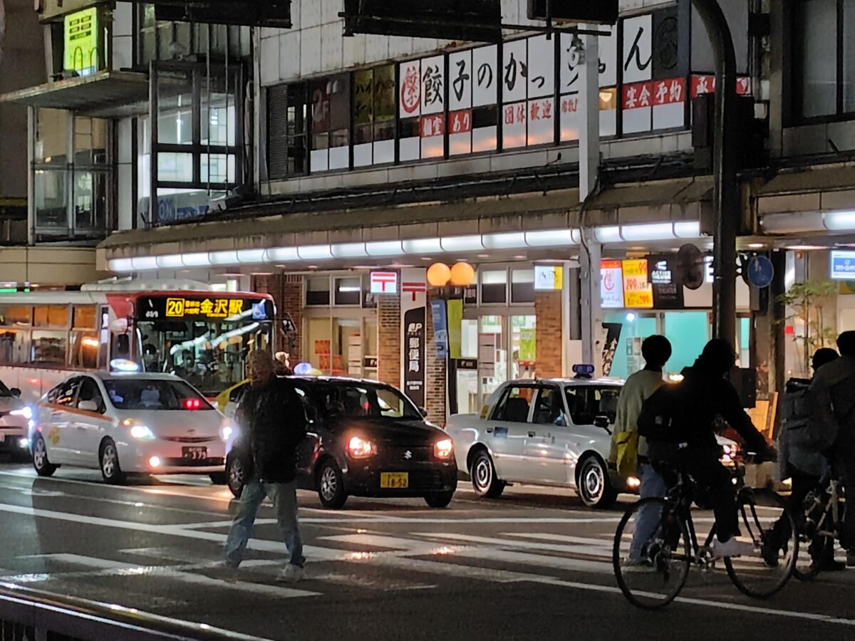 AQUOS sense9(広角4倍):夜の横断歩道