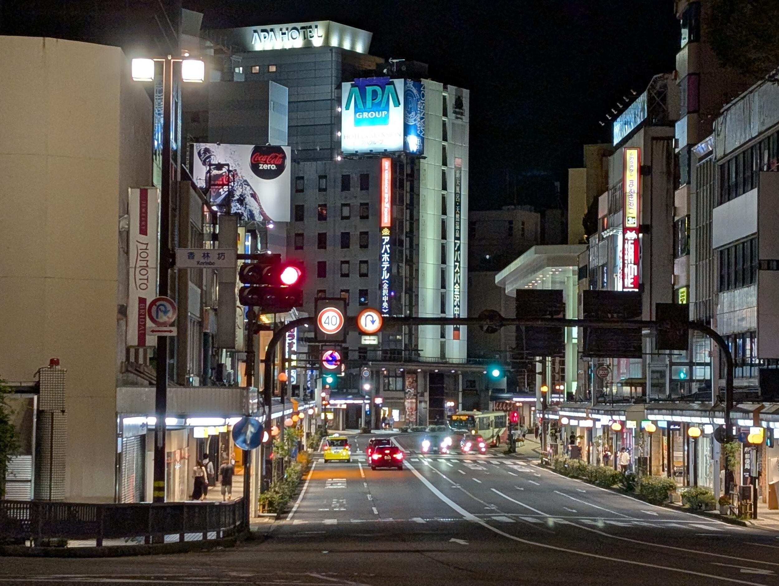 Pixel 9 広角×4:夜の街