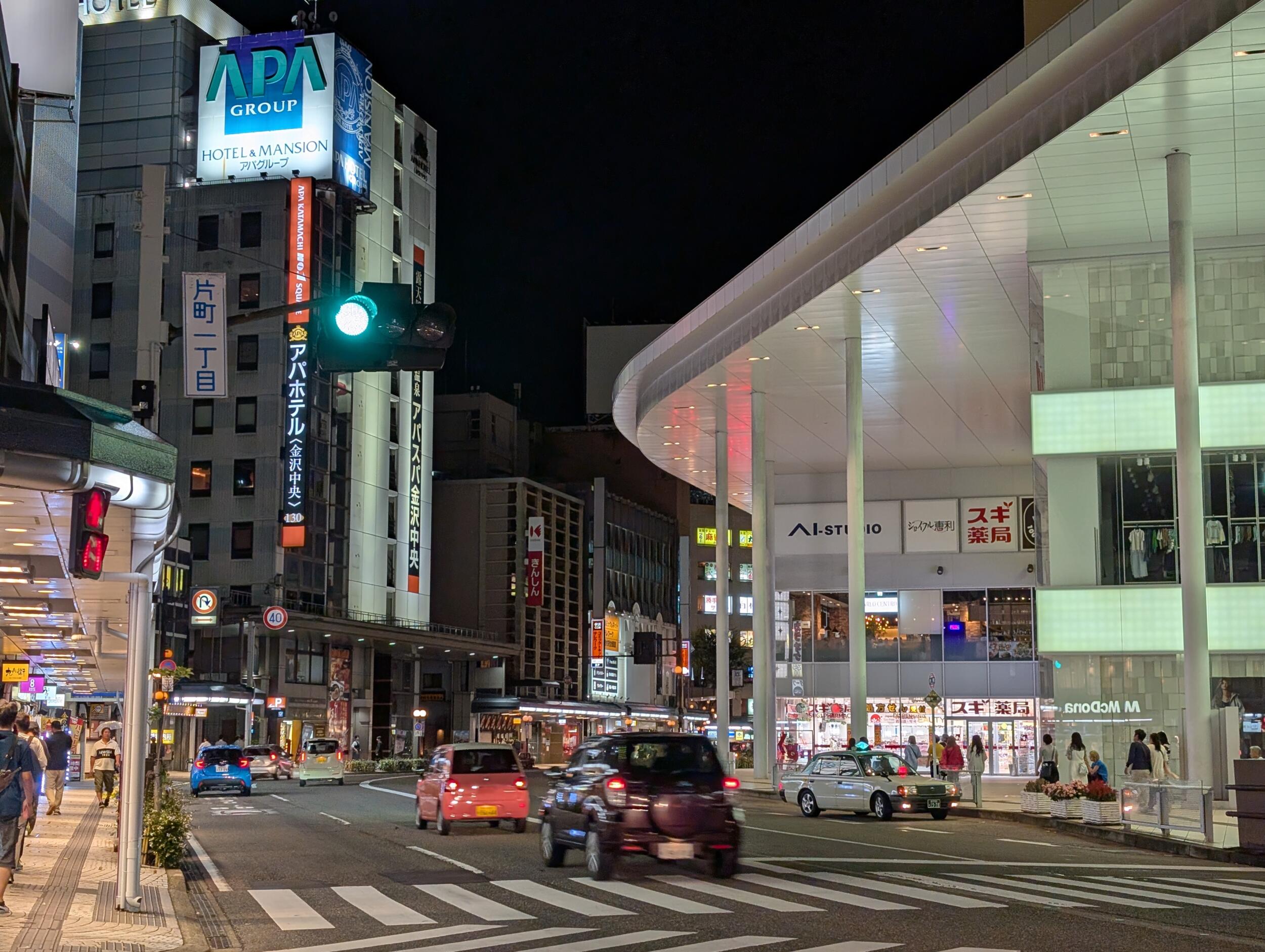 Pixel 9 広角×2:夜の街