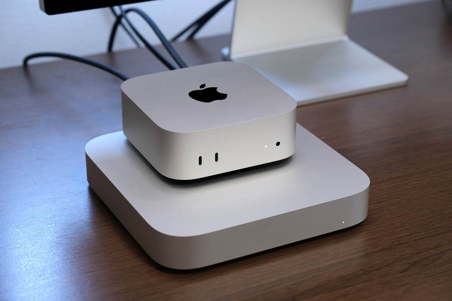 Mac mini(M2)と(M4)を重ねて