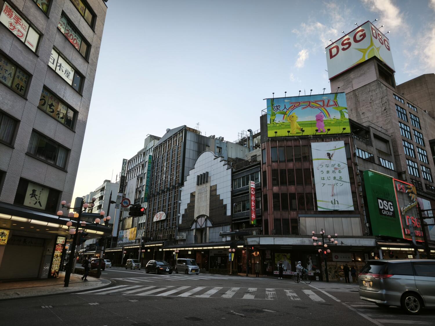 Xiaomi 14T 広角 × 1 authentic:夕暮れのスクラングル交差点