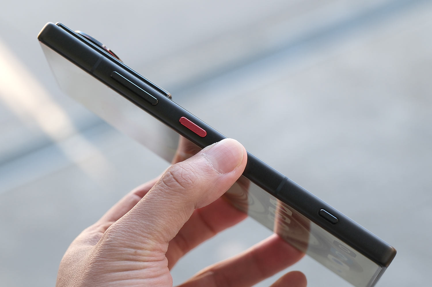 nubia Z70 Ultra 端末右 操作ボタンの配置