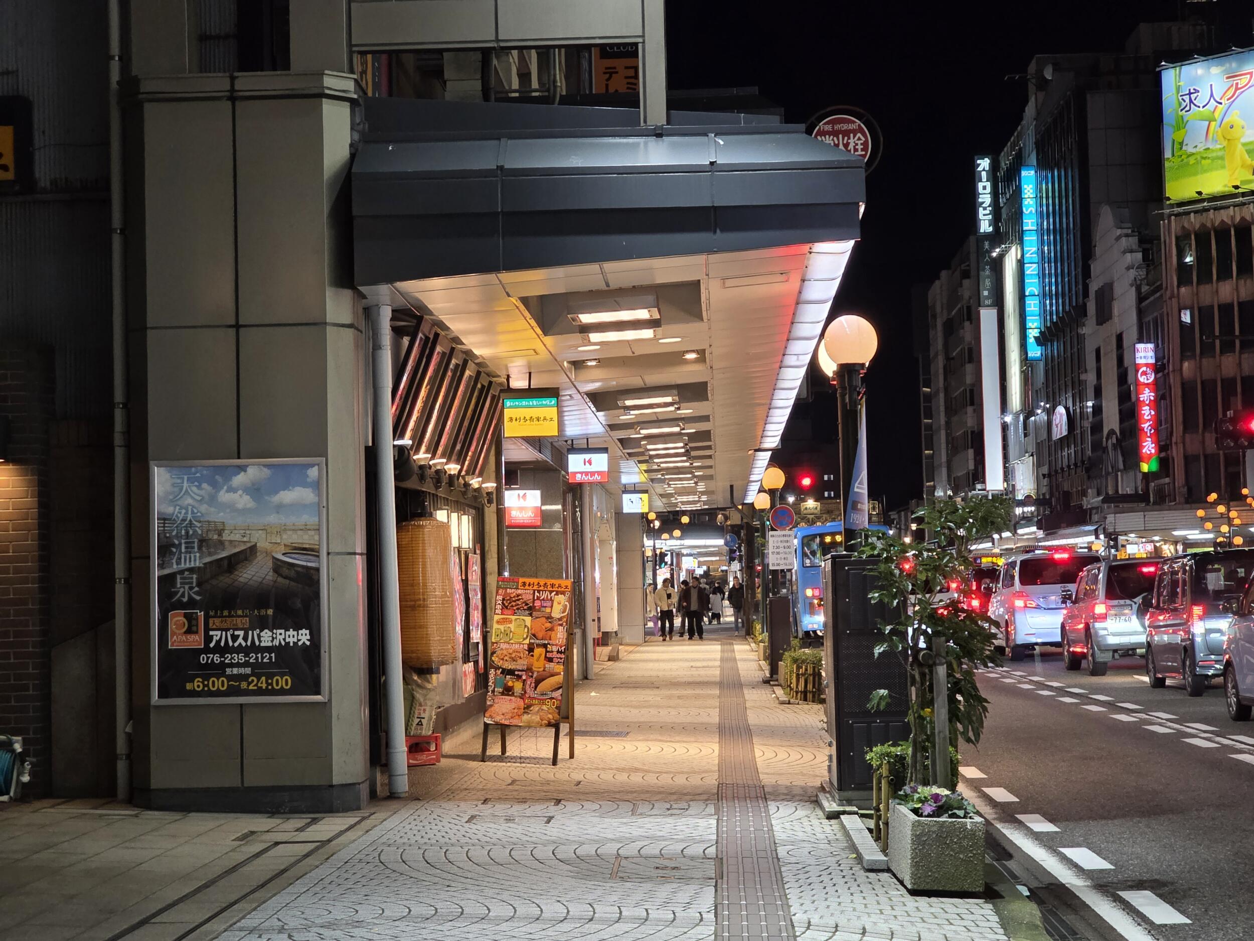 Galaxy S25 Ultra 望遠×3:夜のアーケード通り