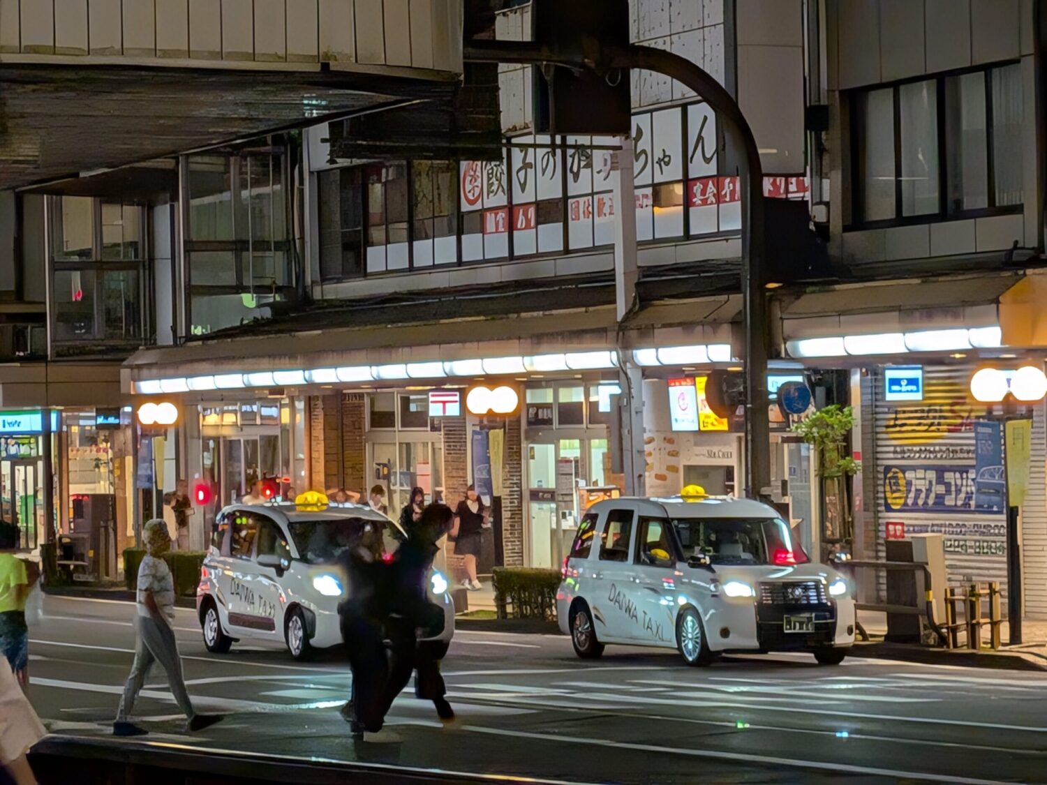 Pixel 9a 広角×4 タクシーと交差点