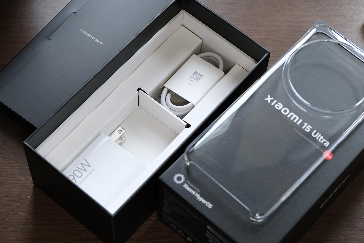 Xiaomi 15 Ultra 電源アダプタとケーブル