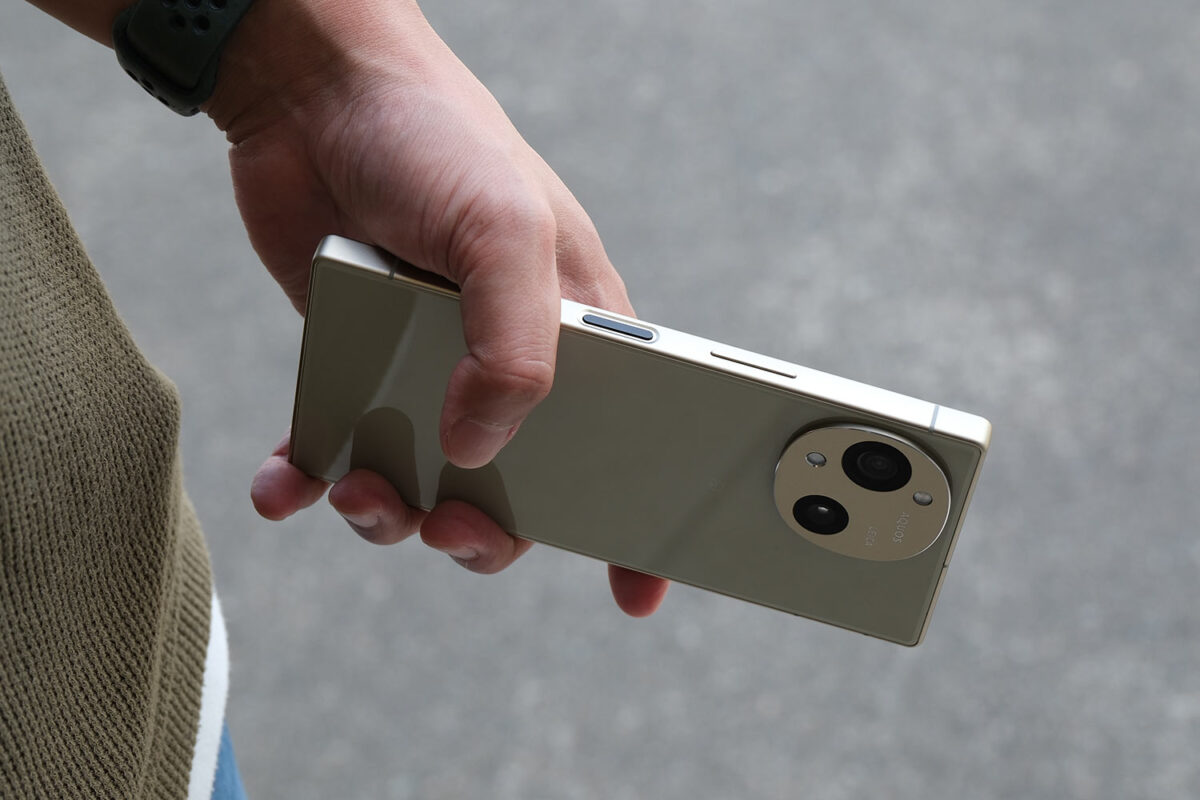 AQUOS R10