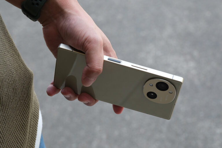 AQUOS R10