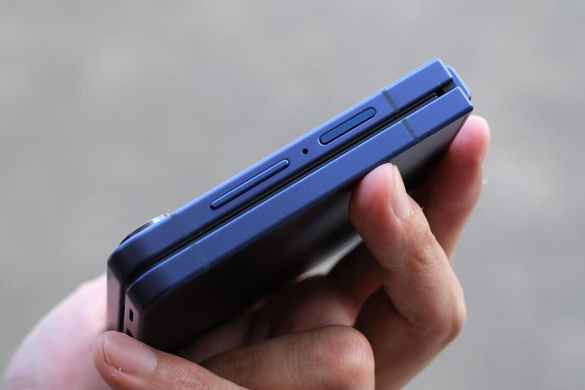 Galaxy Z Flip7 閉じた状態 サイドボタン