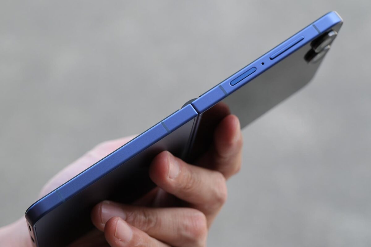 Galaxy Z Flip7 開いた状態 操作ボタン