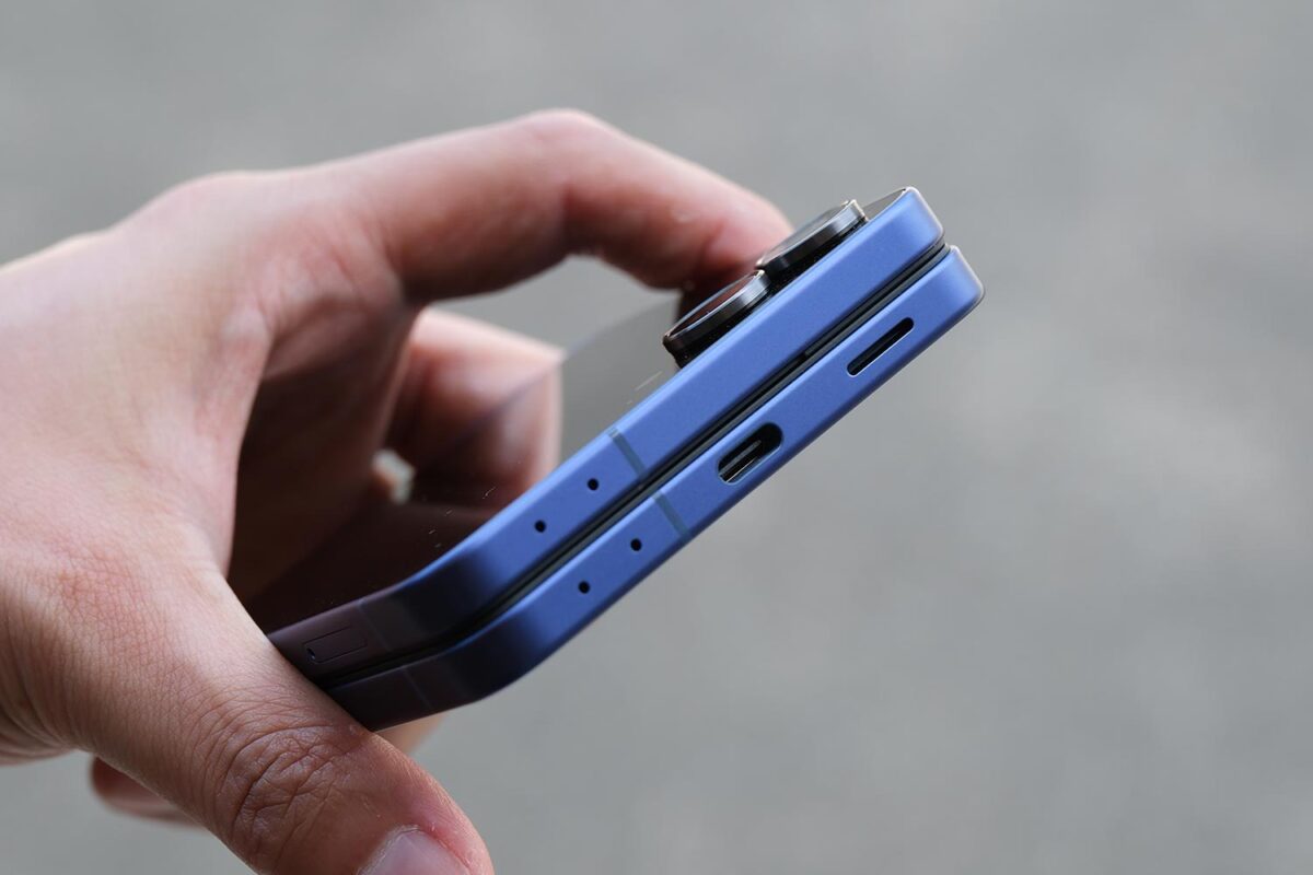 Galaxy Z Flip7 閉じた状態 充電ポート