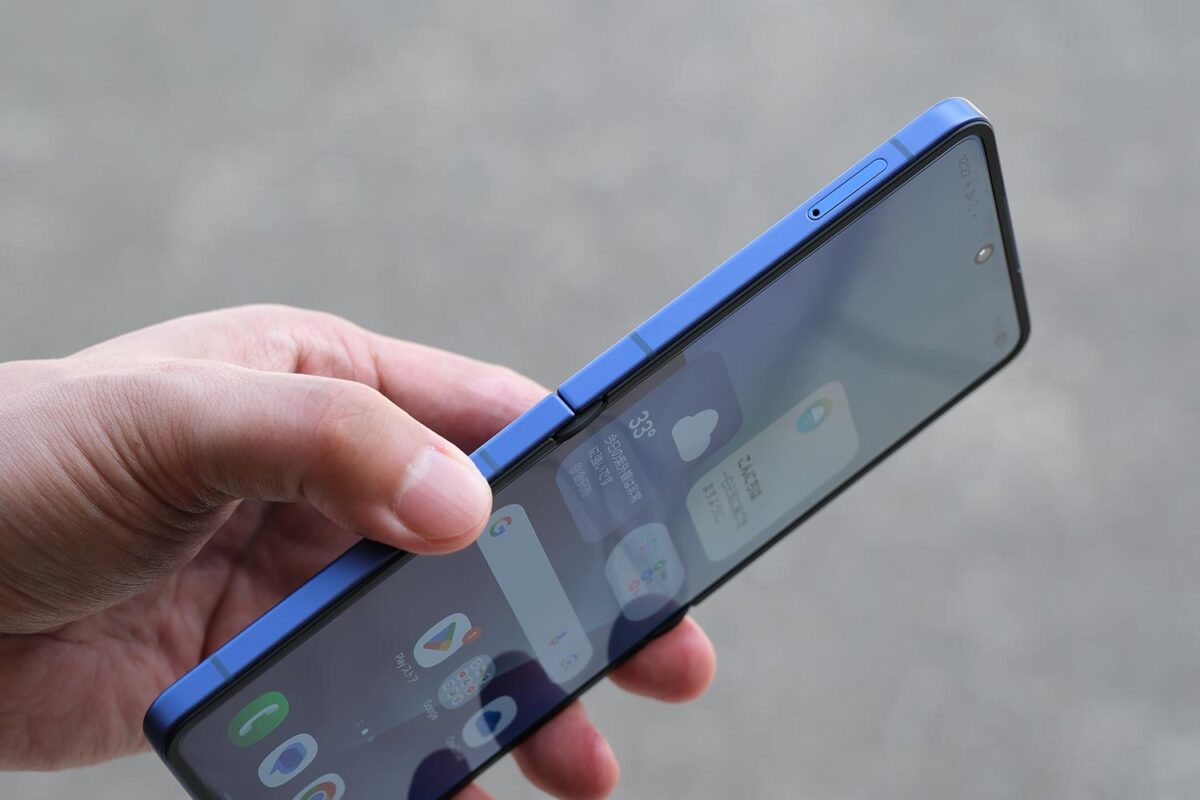 Galaxy Z Flip7 開いた状態 SIMカードスロット
