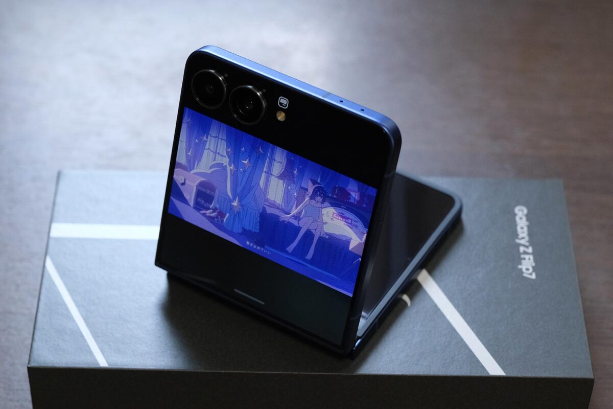 Galaxy Z Flip7 カバーディスプレイを立てかけて動画視聴