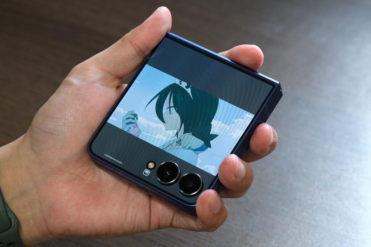 Galaxy Z Flip7 カバーディスプレイでYouTube
