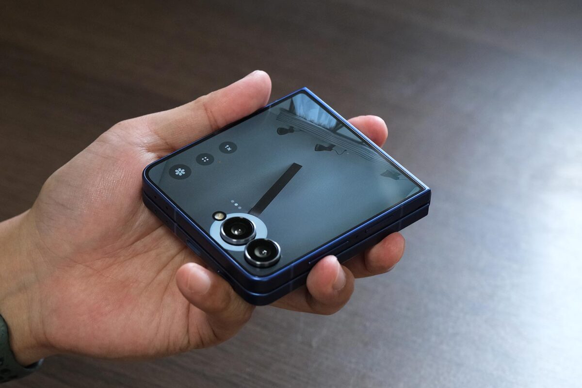 Galaxy Z Flip7 カバーディスプレイでカメラ表示