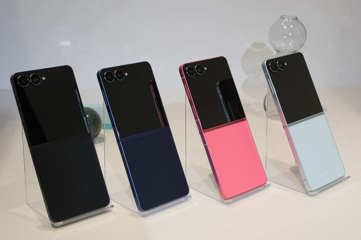 Galaxy Z Flip7 本体カラーラインナップ(開いた状態)