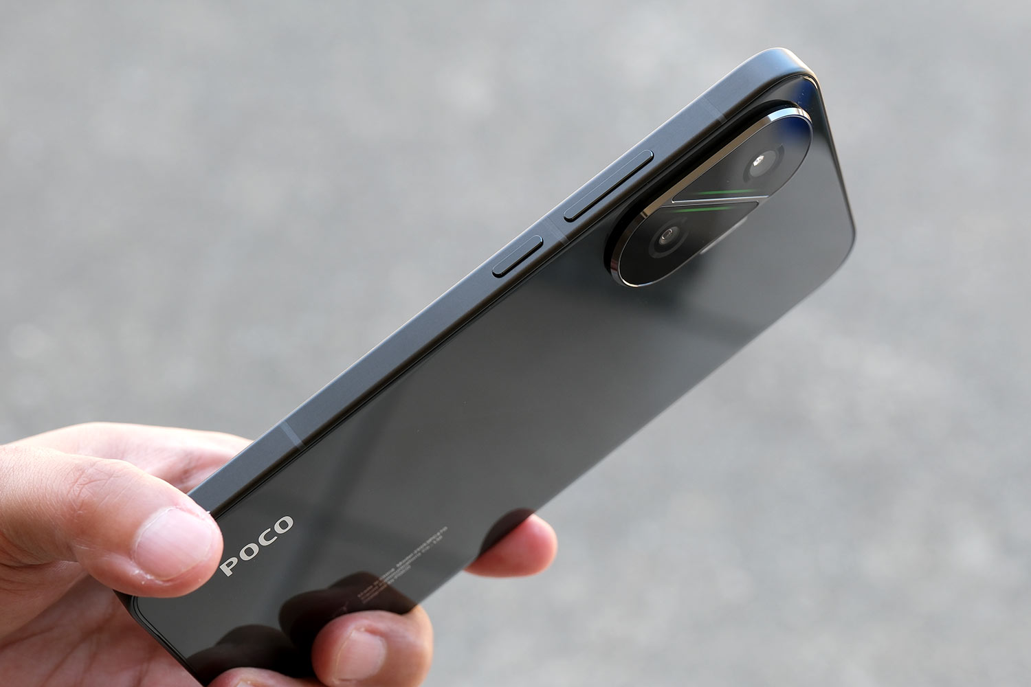 POCO F7 本体の形状