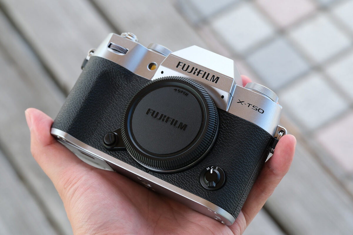 X-T50 片手サイズで持てる大きさ