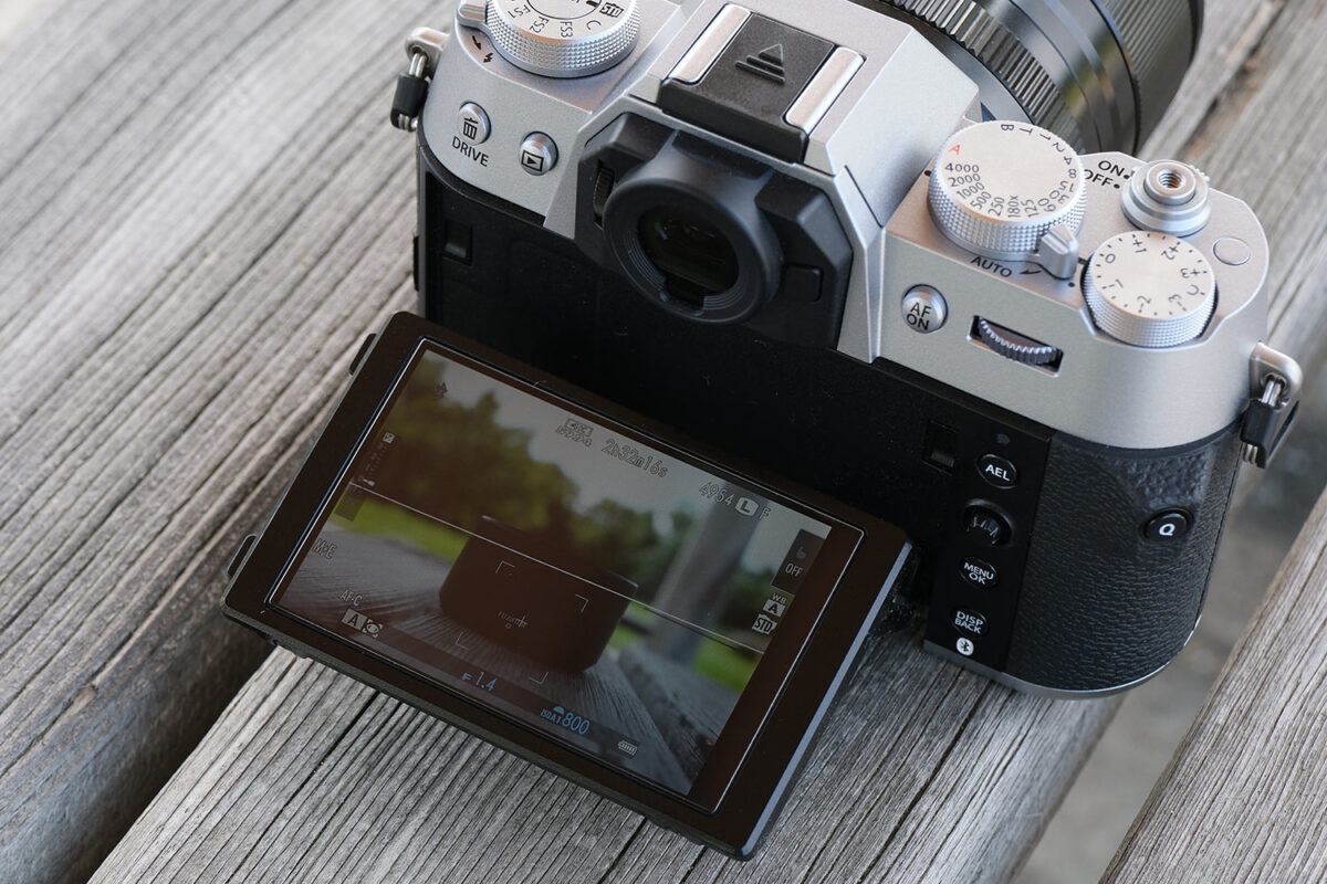 X-T50 チルト液晶で低く撮影できる