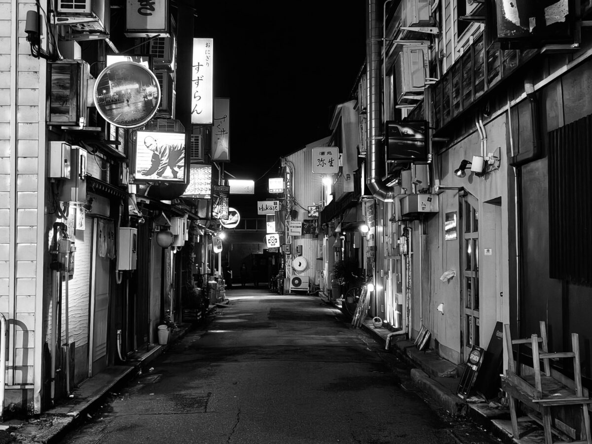 arrows Alpha 広角×2 白黒ビビッド 夜の飲み屋街