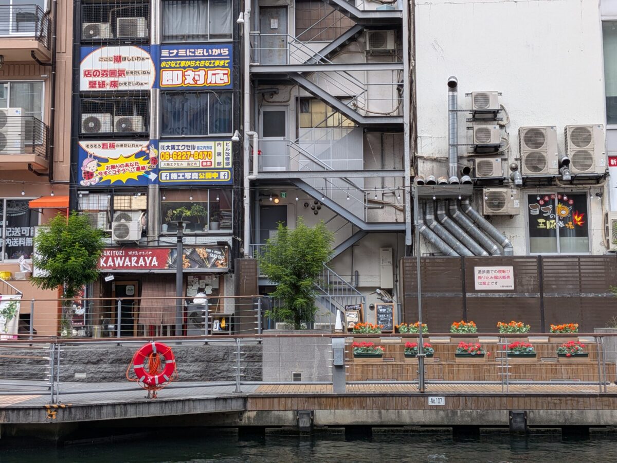 Pixel 10 広角×2 雑居ビル