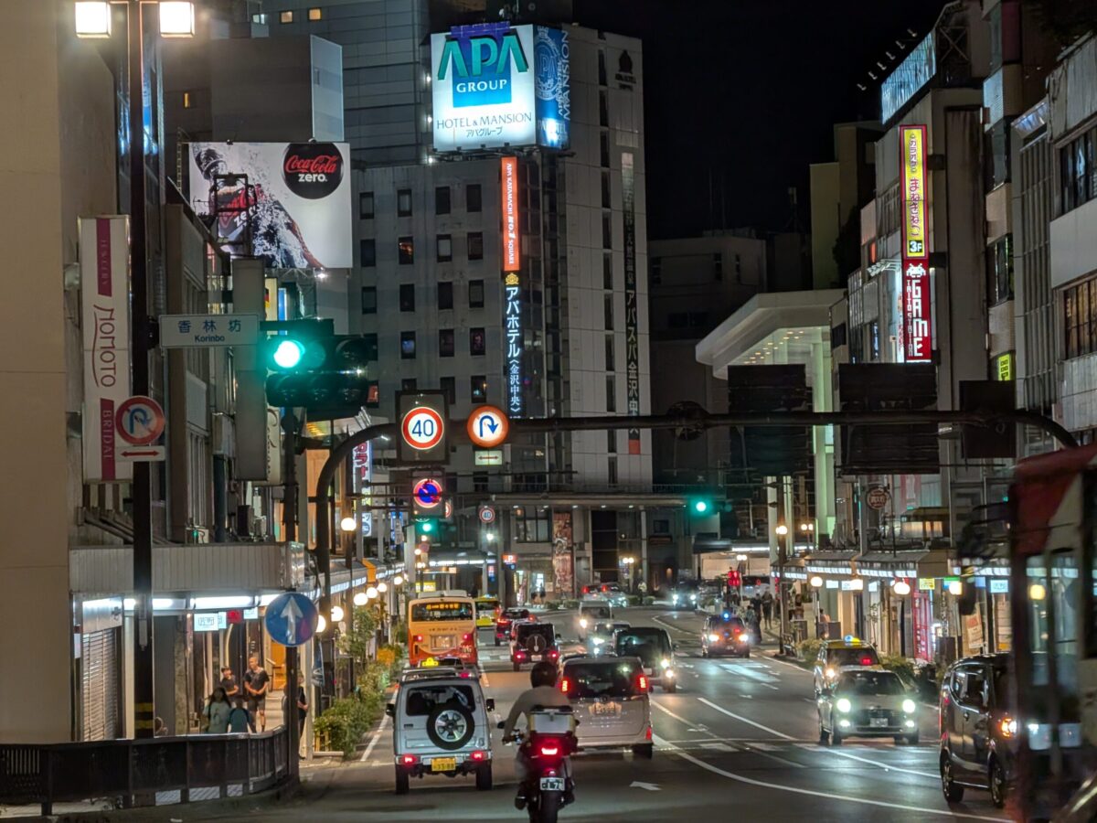 Pixel 10 望遠×5 夜の街と道路
