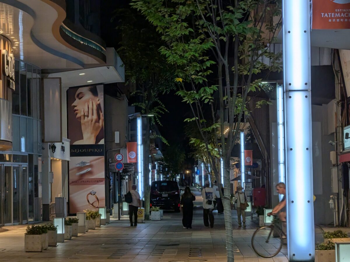 Pixel 10 望遠×5 夜のストリート街