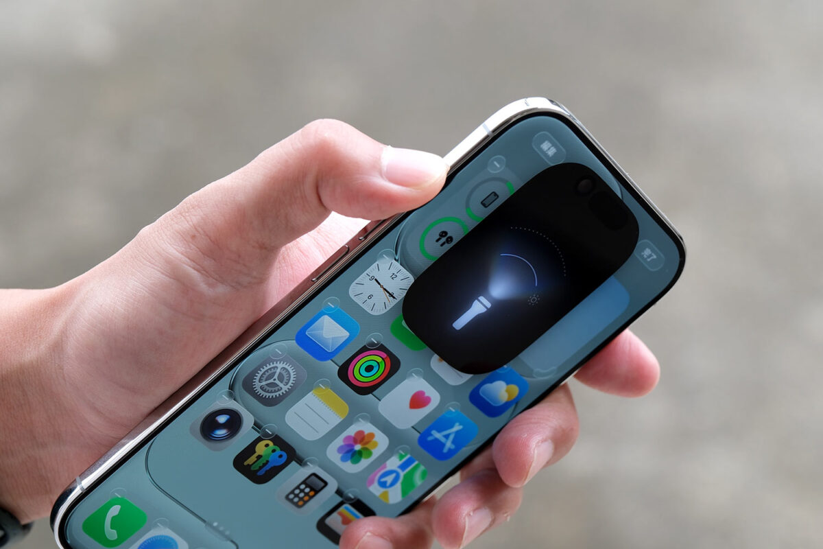 iPhone Air アクションボタンからフラッシュライト