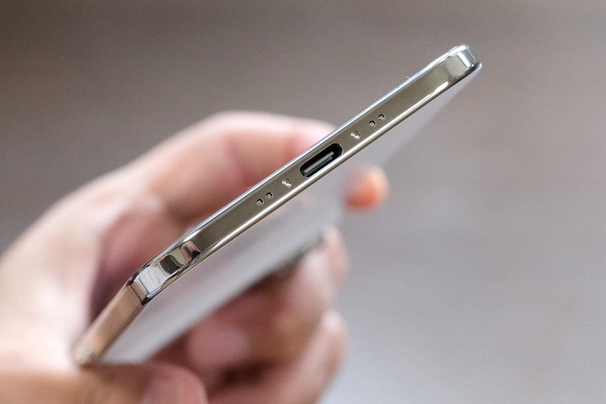 iPhone Air 端末下のマイク