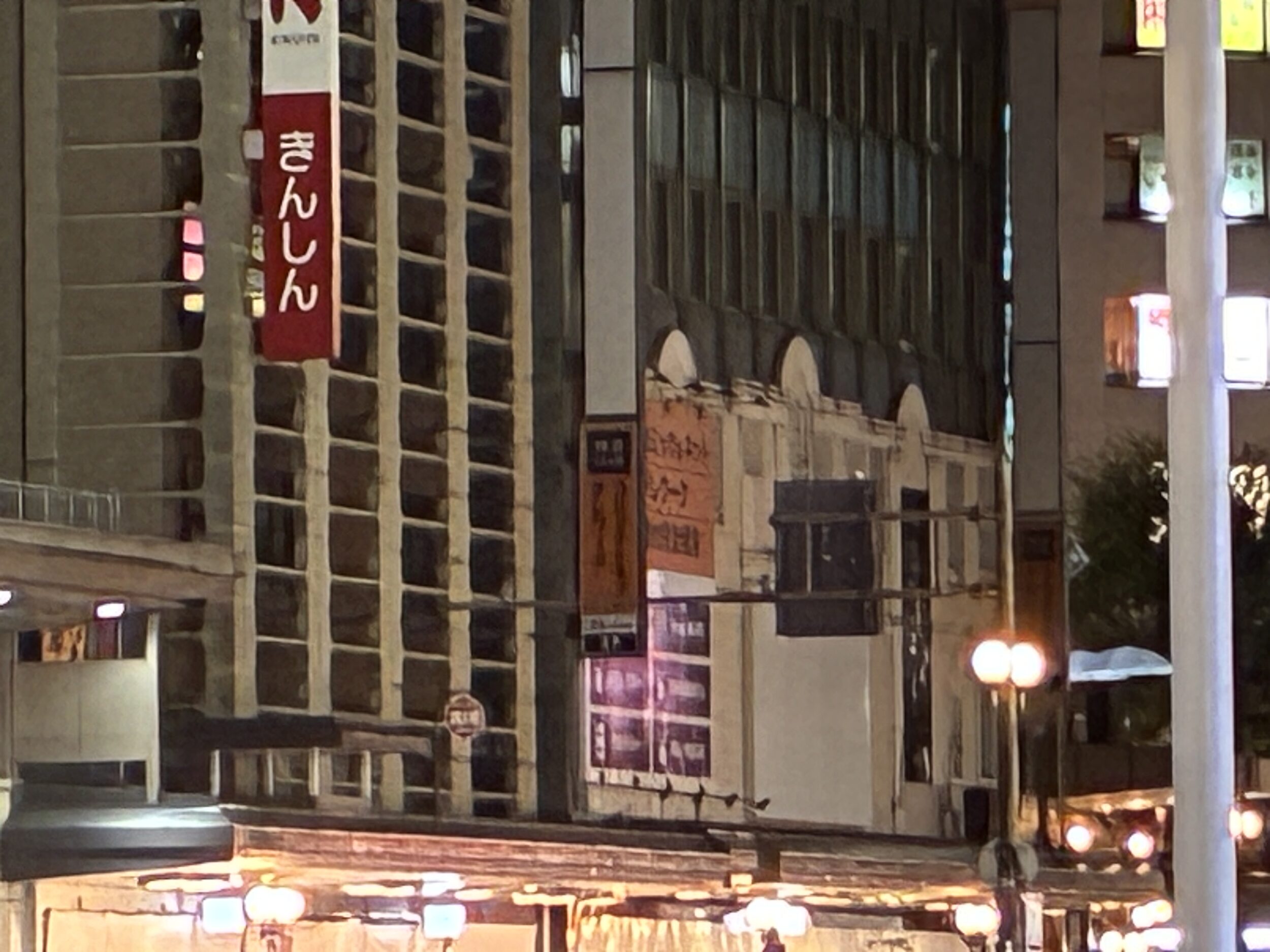iPhone 16e 広角×10 夜の街