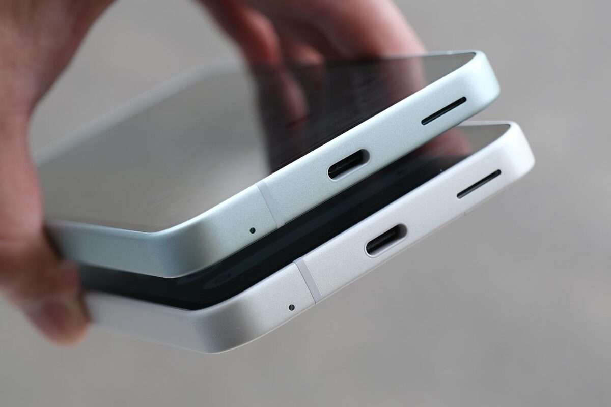 AQUOS sense10 ⇄ sense9 本体下側