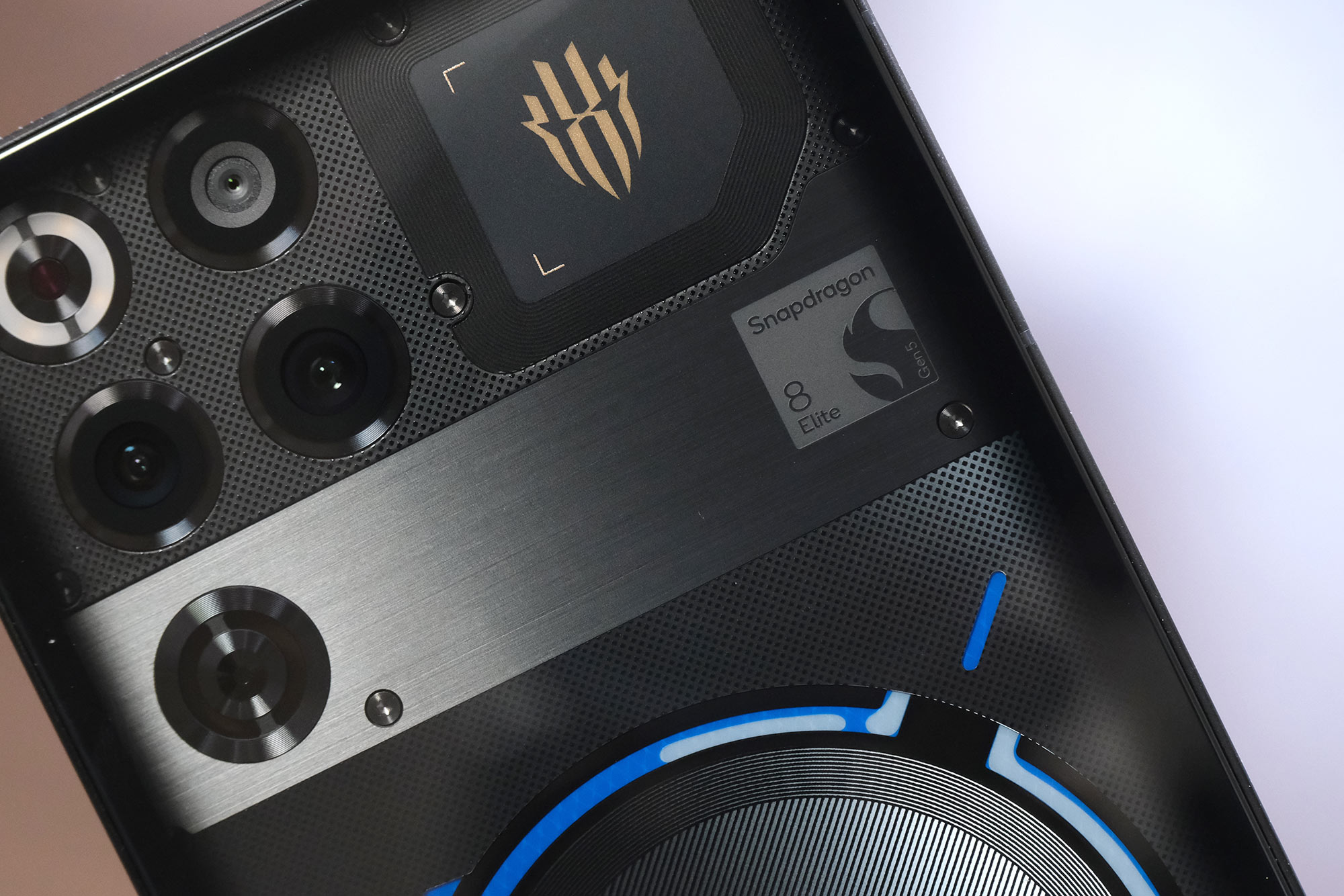 Snapdragon 8 Elite Gen 5 背面上部
