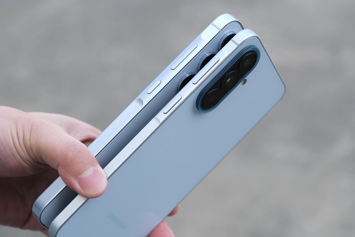 Galaxy A57 5G vs 55 5G 本体の厚み比較