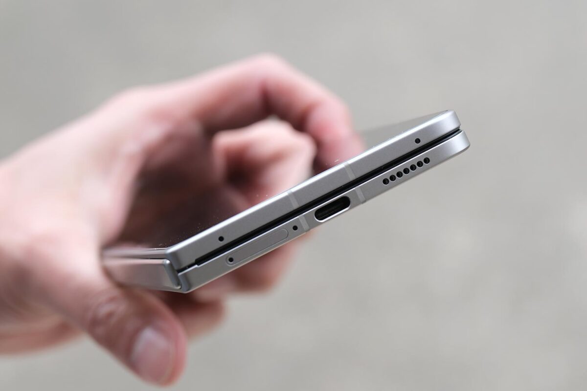 Find N6 充電ポートとSIMカードスロット