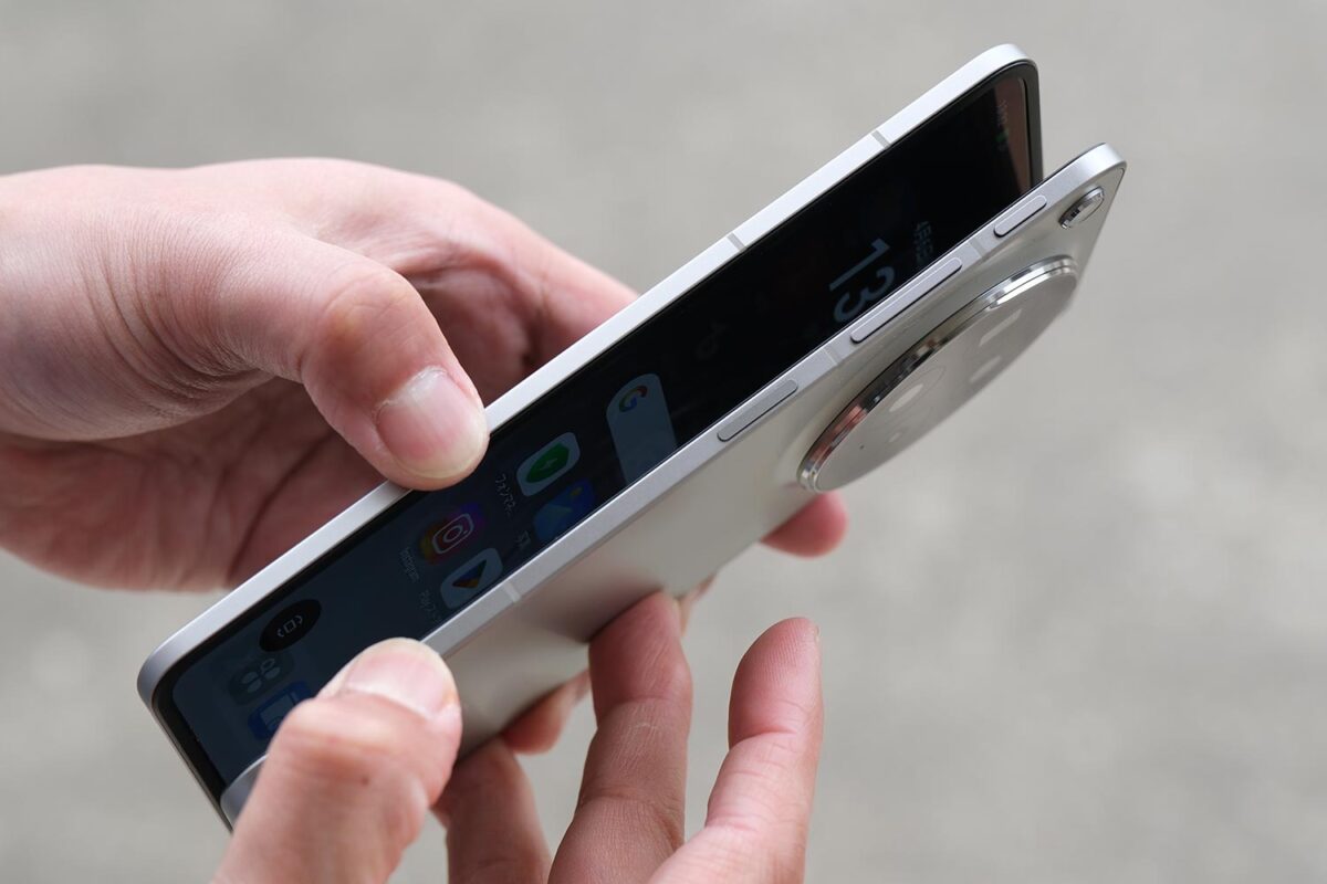 Find N6 ディスプレイを摘むように開く