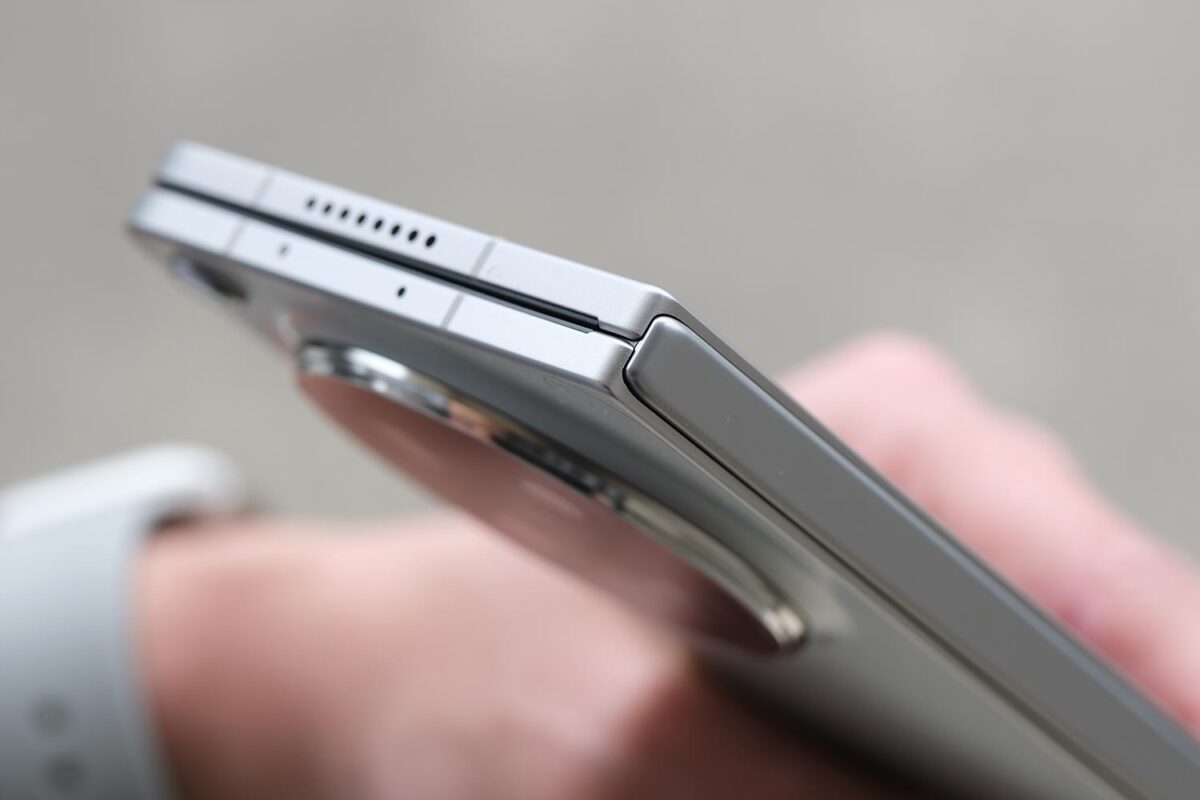 Find N6 閉じた状態(ヒンジ部分)